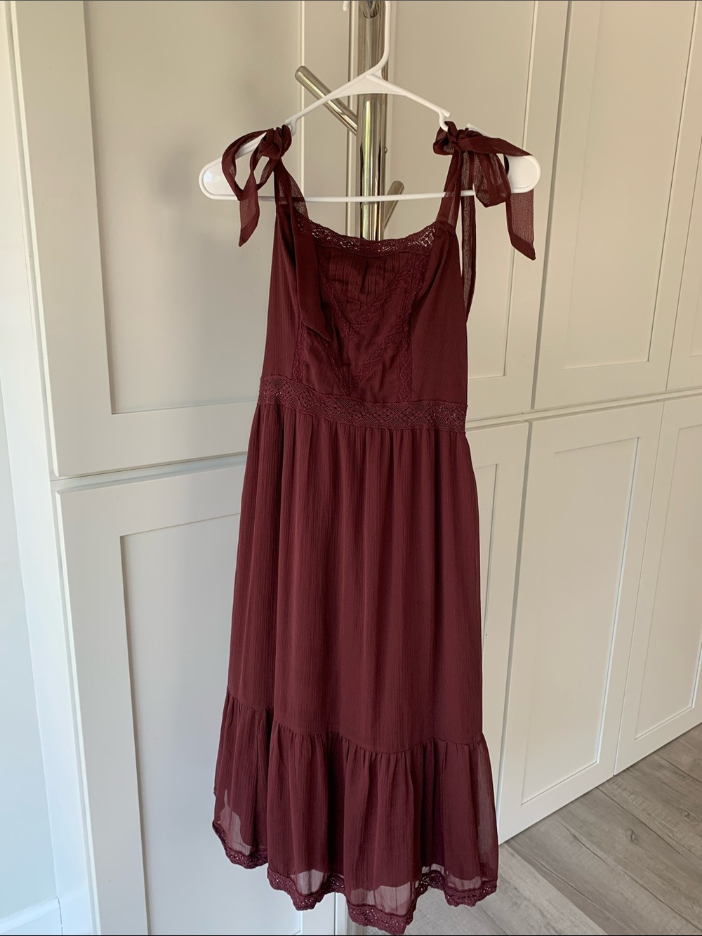 Abercrombie & Fitch Burgundy Tie-Shoulder Midi Dress, Size XS.